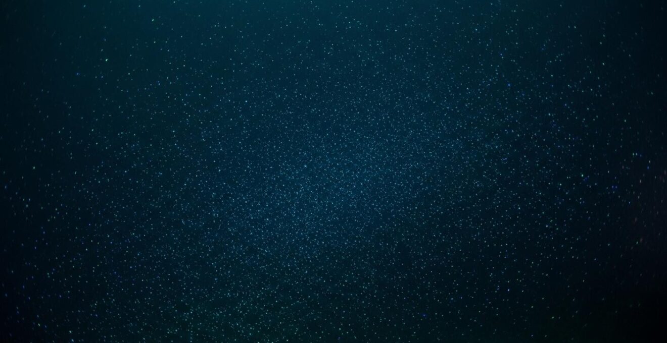 Eau marine illuminée de lumière bleue intense par le plancton bioluminescent en nuit tropicale